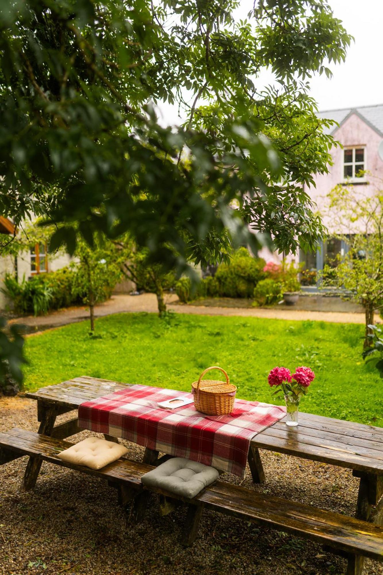Burren Court Lodge Ballyvaughan Eksteriør billede